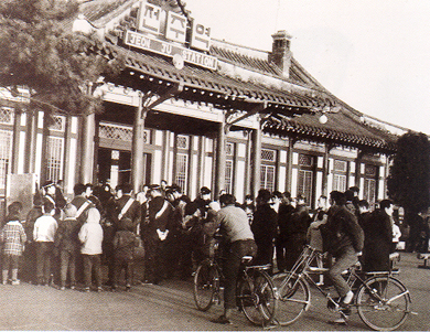 Students witnessing on the forecourt of Jeonju station