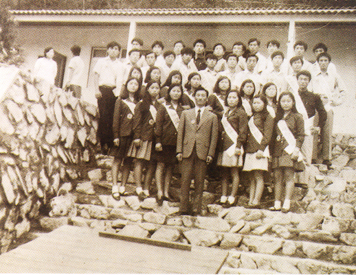 Mobile team members at Chungpyung after training (1972)
