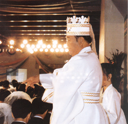 Reverend Moon sprinkling Holy Water at the 6,500-couple International Holy Wedding