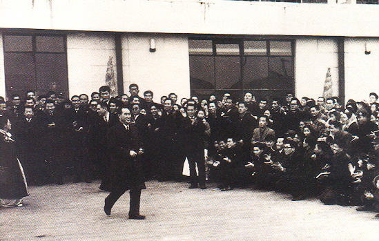 Reverend Moon greeting members before leaving on his first world tour