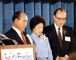 Reverend and Mrs. Moon praying at the banquet