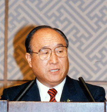 Reverend Moon speaking at the banquet to welcome him on his victorious return to Korea