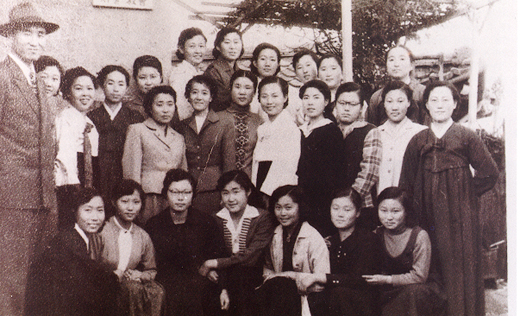 Reverend Moon commemoration the first anniversary of the Ewha University incident with members at the Chungpa-dong Heaquarters Church, May 11, 1956
